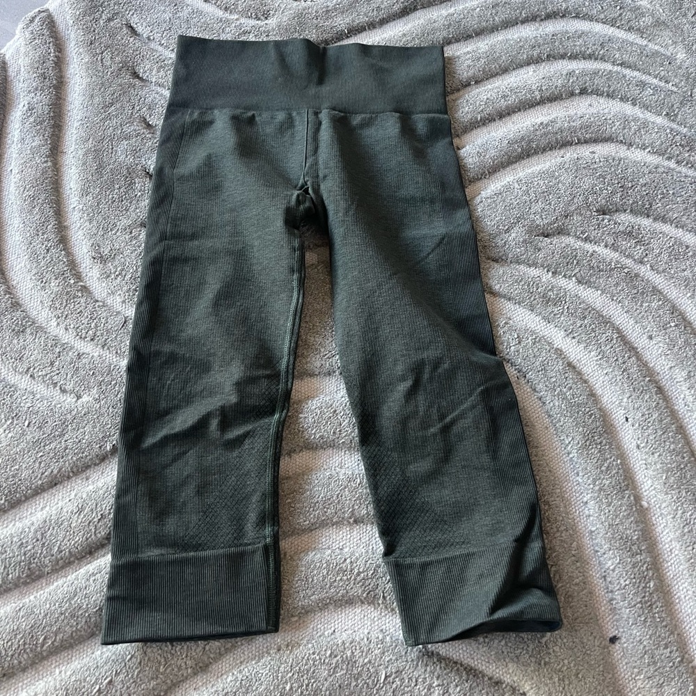 Dark green Lululemon leggings